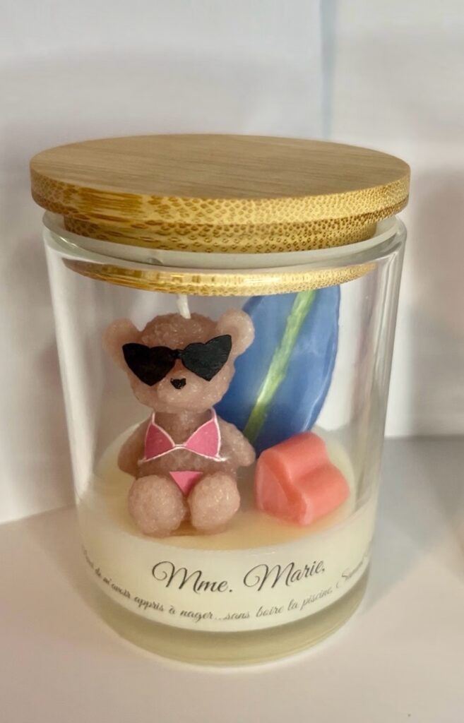 Bougie personnalisée en pot avec couvercle en bambou – Motif fille à la plage